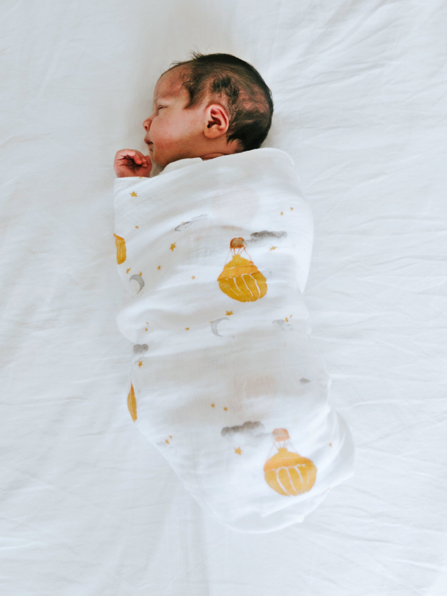 Best organic muslin swaddle blanket with adorable bee print – soft, breathable, and gentle for your baby's delicate skin. Made from premium organic cotton, this soothing swaddle features a charming watercolor hot air balloon print, providing natural comfort, promoting safe sleep, and perfect for calming and wrapping newborns.