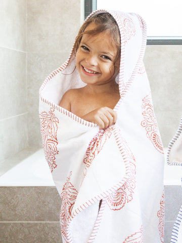 https://www.malabarbaby.com/cdn/shop/files/MalabarBaby-HoodedBambooTowel-PinkCity-Lifestyle2_large.jpg?v=1702280641